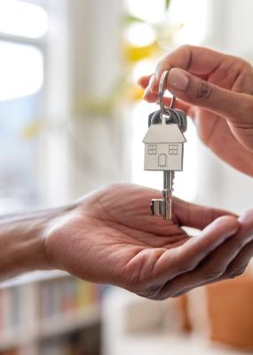 Agent immobilier remettant les clés d’une nouvelle maison à un homme