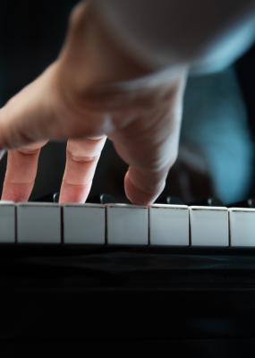 Mains de femme jouant du piano