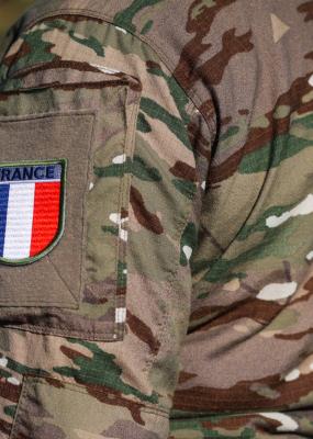 Soldat français en tenue de combat lors d’un exercice multinational 