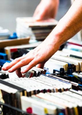 une main tri des livres