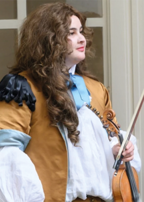une femme déguisée en personnage de l'époque