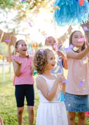 Petits enfants restant à l’extérieur dans le jardin en été, jouant