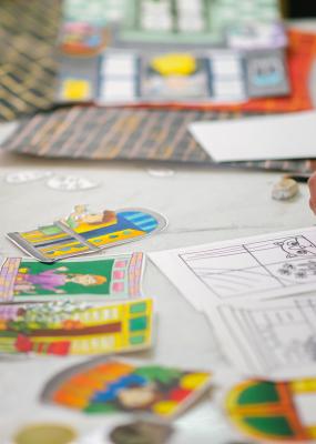 Enseignante chinoise asiatique enseignant un cours d’art en ligne à la maison