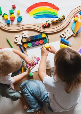 Des enfants dessinent et bricolent à la maternelle ou à la garderie.