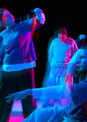Danseurs hip-hop exécutant des chorégraphies de danse de rue avec éclairage néon et flou de mouvement