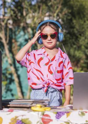 Petite fille qui fait le DJ lors d’une fête estivale en plein air
