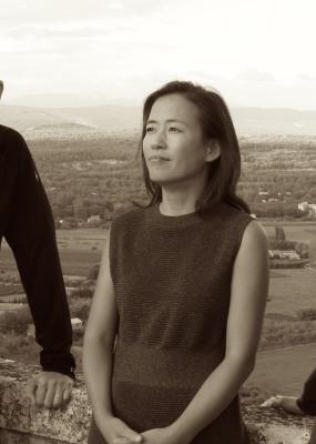 Un groupes d'artistes, une femme et deux hommes posent en pleine nature