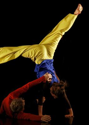 Deux comédiens sur scène font des pirouettes