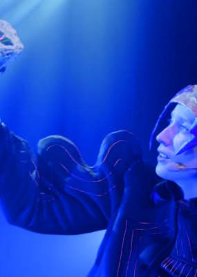 Une jeune femme avec un casque spatiale tient quelque chose dans ses mains