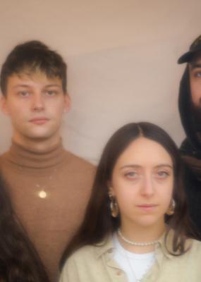 Photo de 4 personnes un peu flou