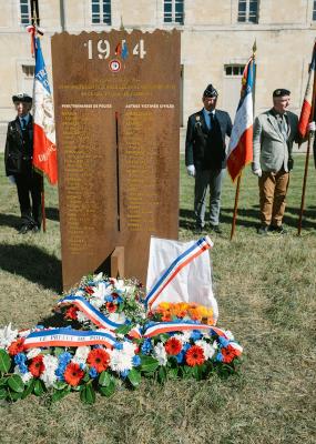 Cérémonie commémorative au château de Vincennes, porte-drapeaux autour de la stèle des fusillés de 1944 - photo (c) Hervé Chatel