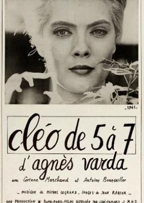 une femme blonde regarde la caméra de manière perçante