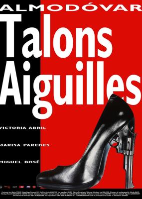 on y voit une paire d'escarpin noir avec un talon en forme de pistolet