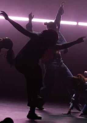 Un groupe de danseurs dans une lumière tamisée 