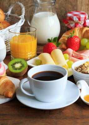 Table de petit-déjeuner richement dressée