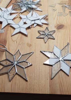 Des vitraux en forme d'étoile posées sur une table en vous 