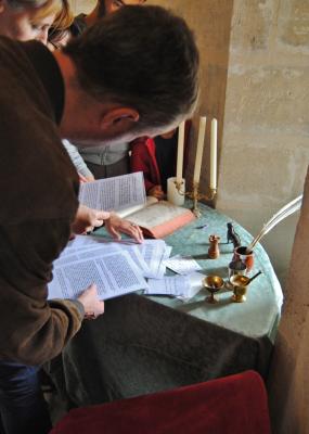 un homme se penche sur un papier posé sur une table