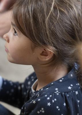 un enfant est photographie de coté 