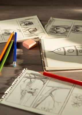 Artiste dessinant une bande dessinée d’anime dans un studio