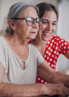  Grand-mère et petite-fille utilisent un ordinateur