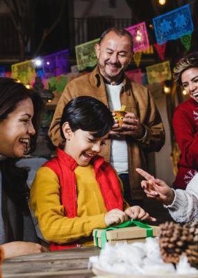 Famille latine célébrant des posadas mexicaines pour le réveillon de Noël au Mexique Amérique latine, fête traditionnelle pendant les vacances 