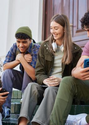 des jeunes discutent devant un bâtiment