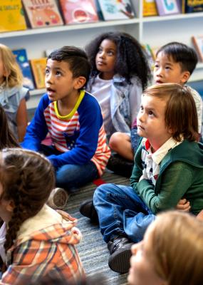 Les enfants se livraient à la narration à la bibliothèque