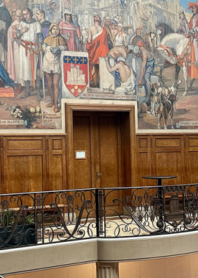 photo de l'hôtel de ville de Vincennes avec une oeuvre d'art