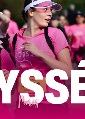 C'est une affiche de la course Odysséa Paris montrant des participantes en t-shirts roses courant ensemble pour la lutte contre le cancer du sein.