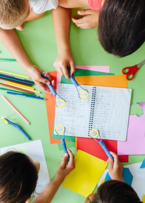 Atelier créatif à l’école de plusieurs enfants sur une table
