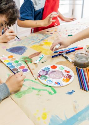 Enfant garçon faisant de la peinture à l’école