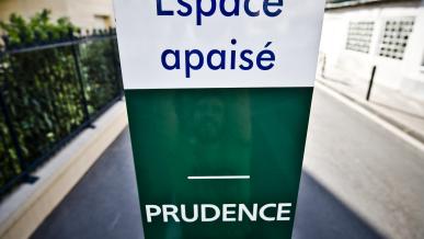 Panneau indiquant une zone de circulation lente et paisible à Vincennes.