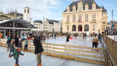 Des patineurs de tous âges s'amusent sur la patinoire de Vincennes, devant l'hôtel de ville.