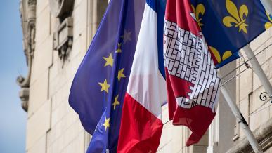 Drapeau de Vincennes sur l'hôtel de ville