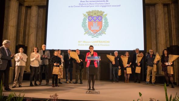 Photo avec Madame le maire et les bénévoles