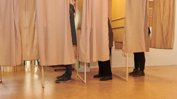 Opérations de vote, personnes dans des isoloirs