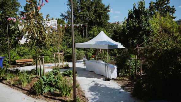 un jardin avec des drapeaux de la France et des États-Unis accrochés