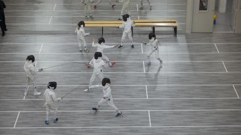 Photo montrant des escrimeurs en train de pratiquer