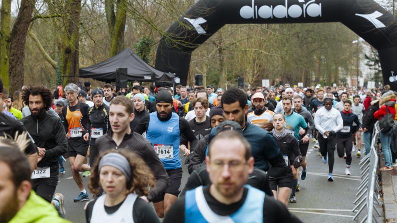 photo ou l'on aperçoit des coureurs 