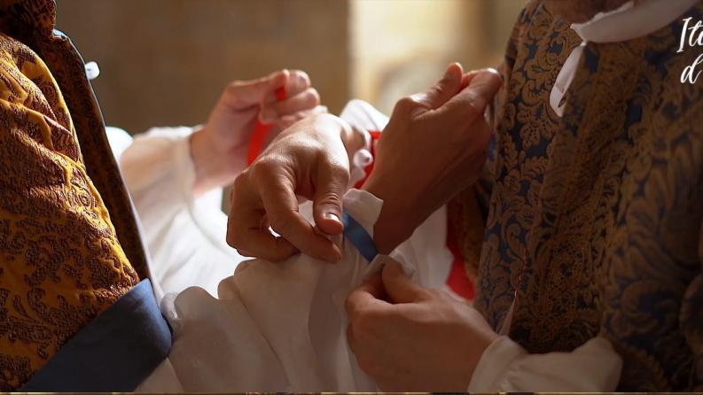 Photo ou avec une personne qui attache les boutons de manchettes d'une autre