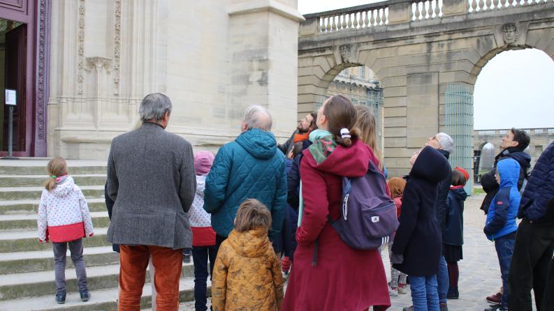 Photo d'un groupe de personnes observant l'infrastructure de la sainte chapelle dans le château