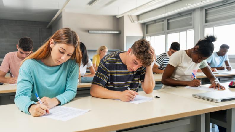 Images avec étudiants qui écrivent