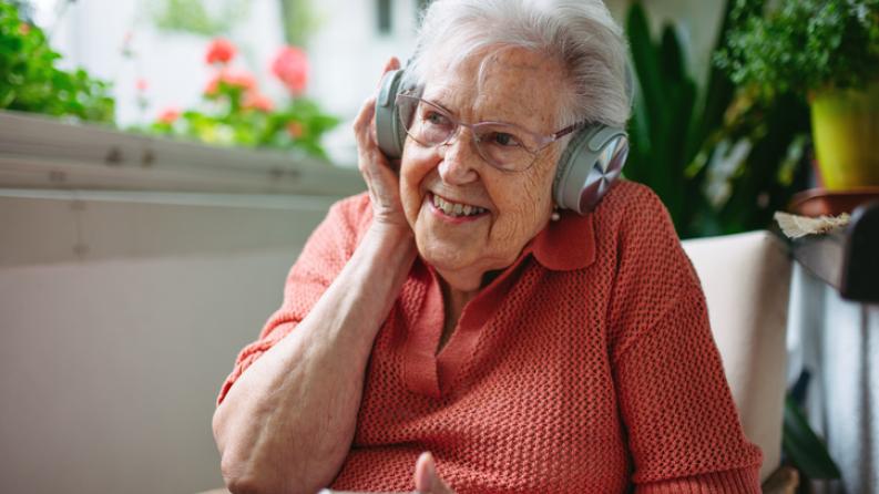 femme âgée qui écoute d ela musique avec un casque