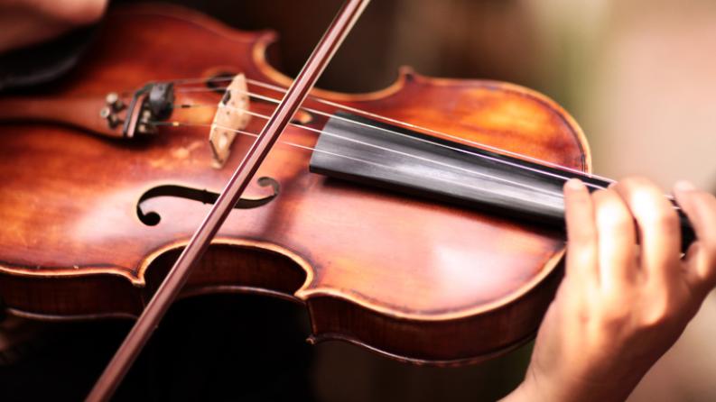 photo d'une personne jouant du violon