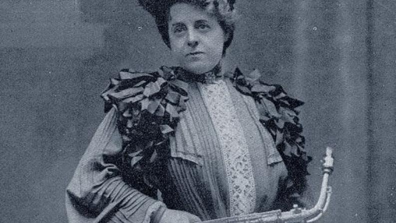 Elise Hall, Pionnière du saxophone