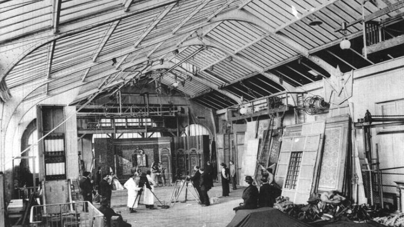 image d'une usine en noir et blanc 