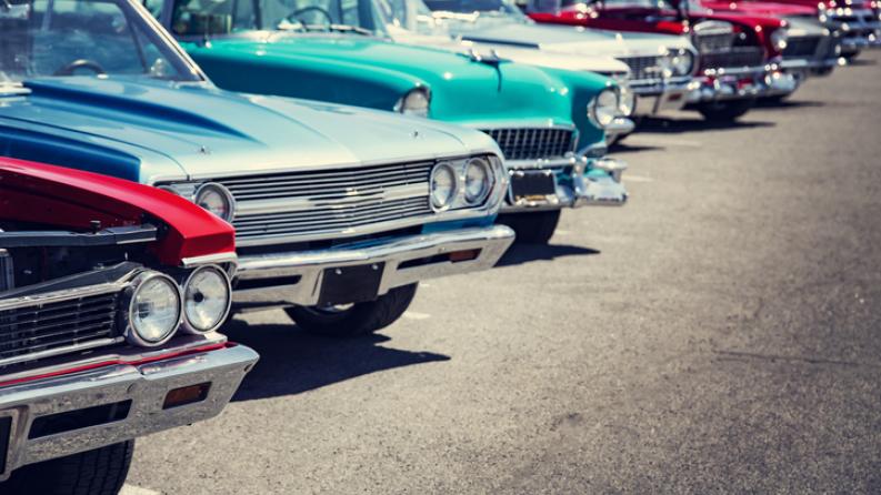 photo d'une rangée de voitures de collection