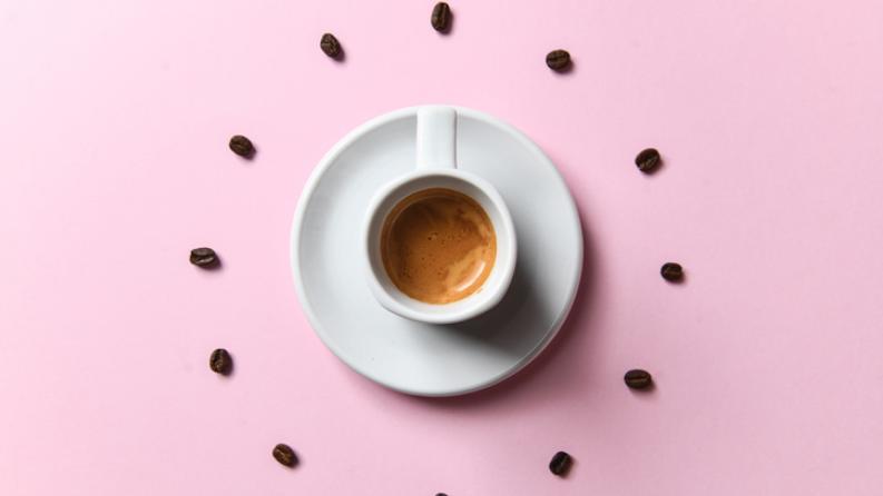 photo d'une tasse de café avec un fond rose 