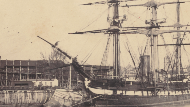 Photo d'un bateau en sépia