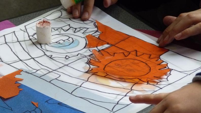 Photo d'une personne qui dessine